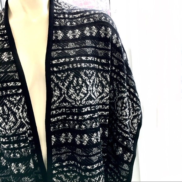 Chico’s Light Weight Black White Knitted Ruana 1 - Picture 2 of 7
